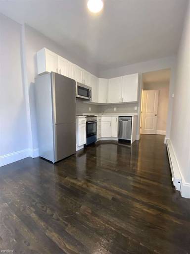 Main picture of 32 Clearway St