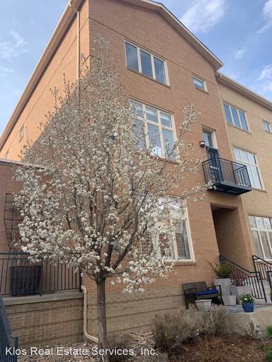 Main picture of 220 Roslyn St