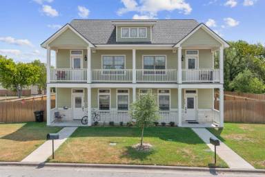 Main picture of 404 Live Oak St