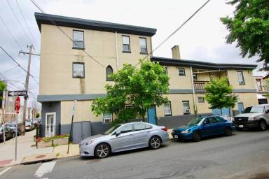 Main picture of 2400 E Dauphin St