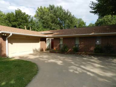Main picture of 1305 NE Briarcliff Cir