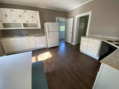 Main picture of 130 Oak St
