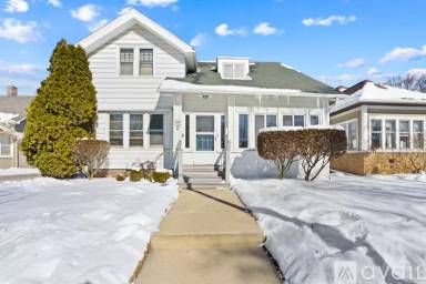 Main picture of 7042 W Wells St