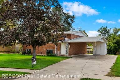 Main picture of 449 W 1925 N