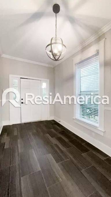 Main picture of 998 Meda St