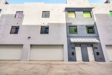 Main picture of 834 S Farmer Ave