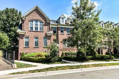 Main picture of 3537 S Four Mile Run Dr