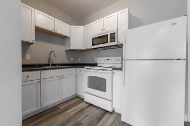 Main picture of 2831 N Kenwood Ave