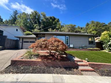 Main picture of 28 Glenaire Dr