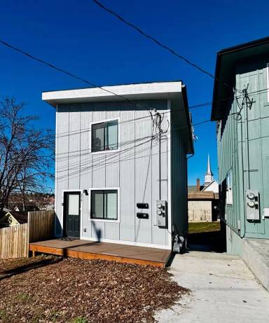 Main picture of 216 E 7th St