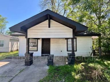 Main picture of 206 E McKennon Ave