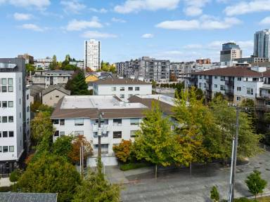 Main picture of 816 NE 43rd St