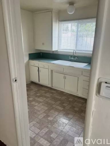 Main picture of 12123 S Figueroa St