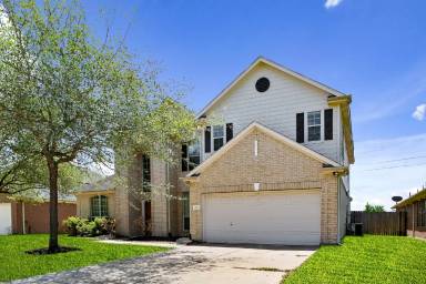 Main picture of 21011 White Oak Ridge Dr