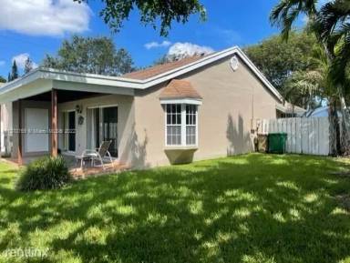 Main picture of 11160 SW 11th Pl
