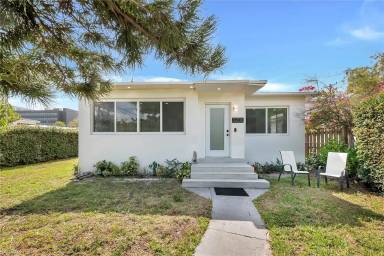 Main picture of 2200 SW 21st St