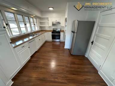 Main picture of 166 Irving St