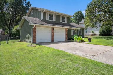 Main picture of 6409 W 101st St