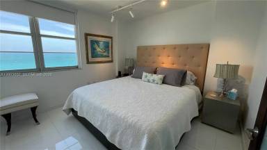 Main picture of 5701 Collins Ave
