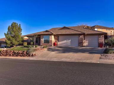 Main picture of 621 Rolling Hills Dr