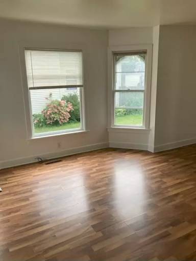 Main picture of 865 W 5th St