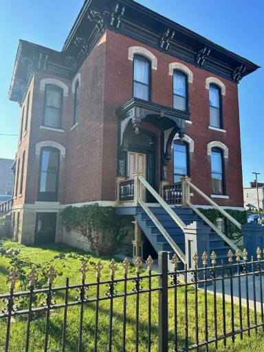 Main picture of 129 N 2nd St