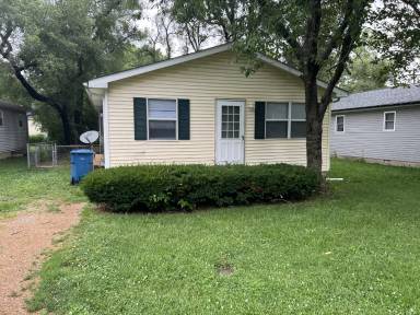 Main picture of 2626 E 72nd St