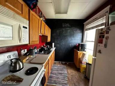Main picture of 625 E Burlington St