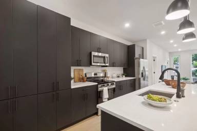Main picture of 6910 Ridge Ave