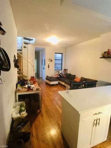 Main picture of 324 E 90th St