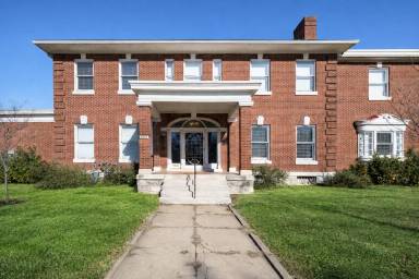 Main picture of 523 Park Ave