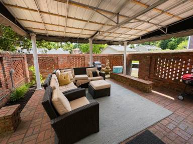 Main picture of 1338 College St