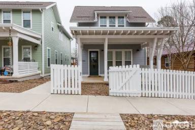 Main picture of 954 S College Ave