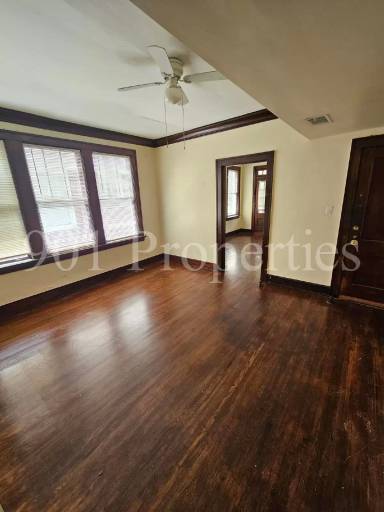 Main picture of 216 N Willett St