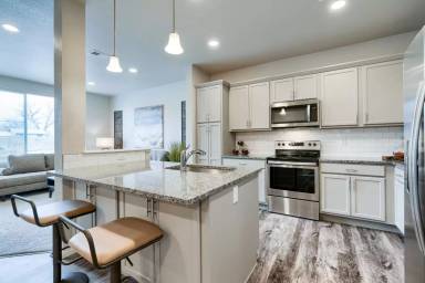 Main picture of 402 Skyraider Way