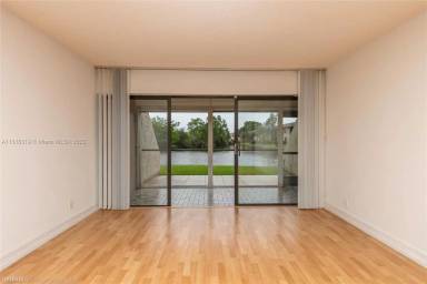Main picture of 240 Lakeview Dr
