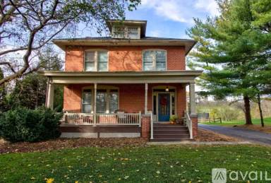 Main picture of 2251 New Holland Pike
