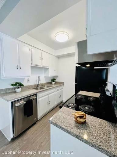 Main picture of 5222 Hermitage Ave