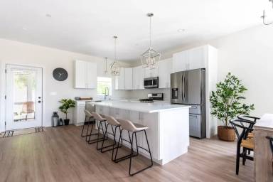 Main picture of 120 W Main St