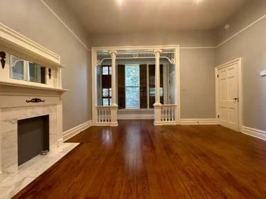 Main picture of 405 E 10th St
