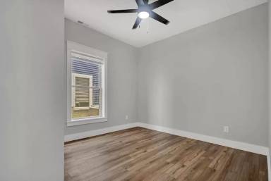 Main picture of 1215 N Woodburn Ave