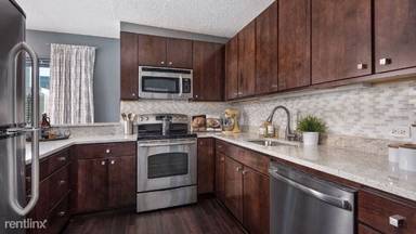 Main picture of 820 N La Salle Dr