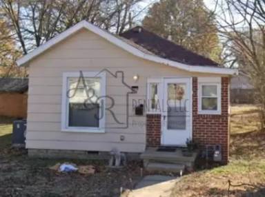Main picture of 214 E Adams St