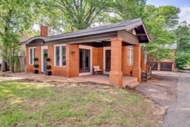 Main picture of 301 W Houston St