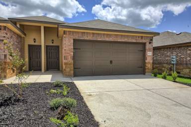 Main picture of 411 Jack Rabbit Ln