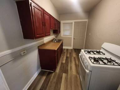 Main picture of 800 E 95th St