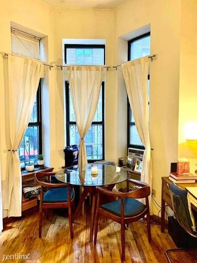 Main picture of 63 W 68th St