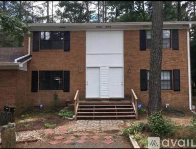 Main picture of 100 Forsyth Dr
