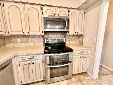 Main picture of 401 S Bouziden Dr