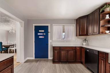 Main picture of 310 W Grove St